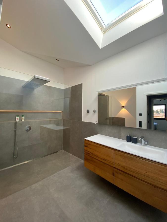 Moderne Ferienwohnung Stephanskirchen ภายนอก รูปภาพ
